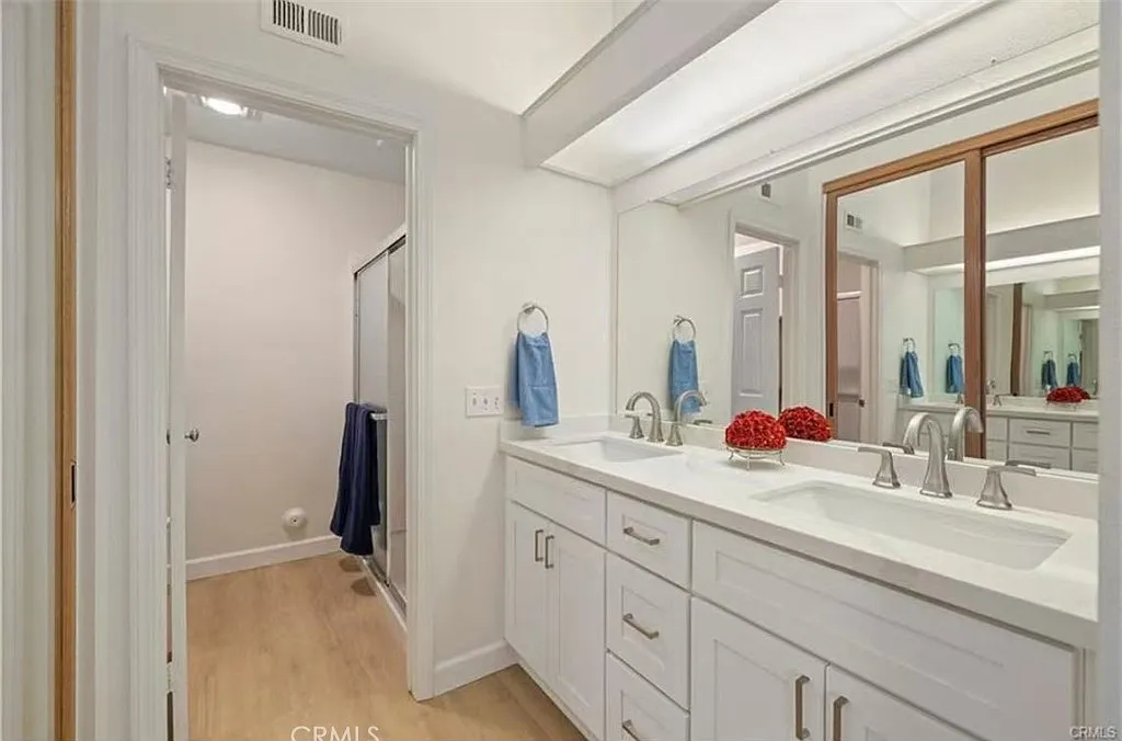 3 bed, 924 sqft, $4,800 — Photo 3