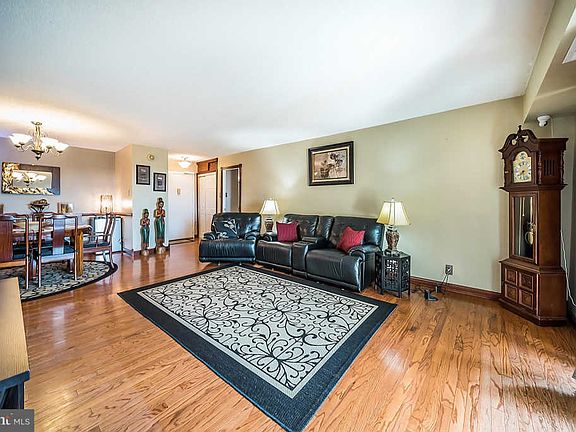 2nd image of 205 Yoakum Pkwy Unit 1619