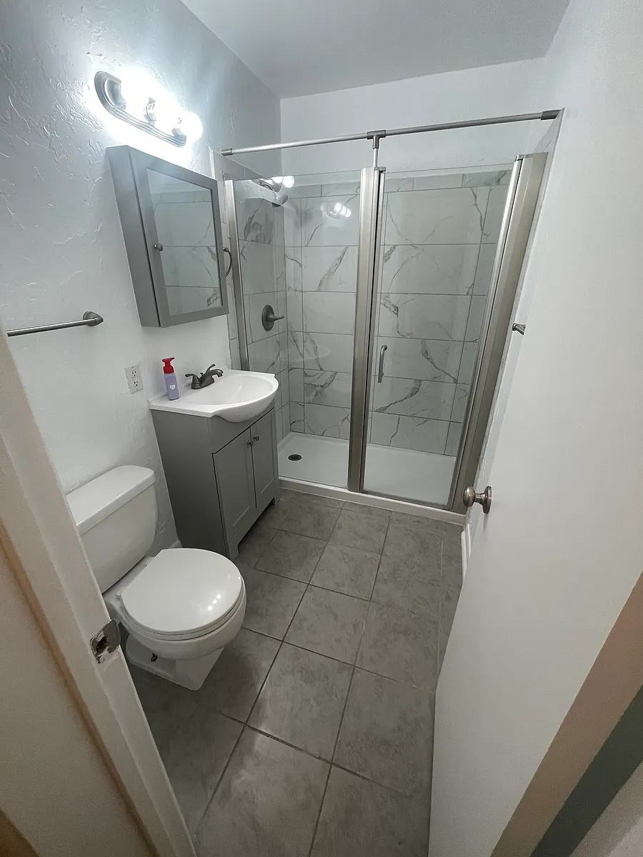 Building Photo - 511 Rosedale Dr