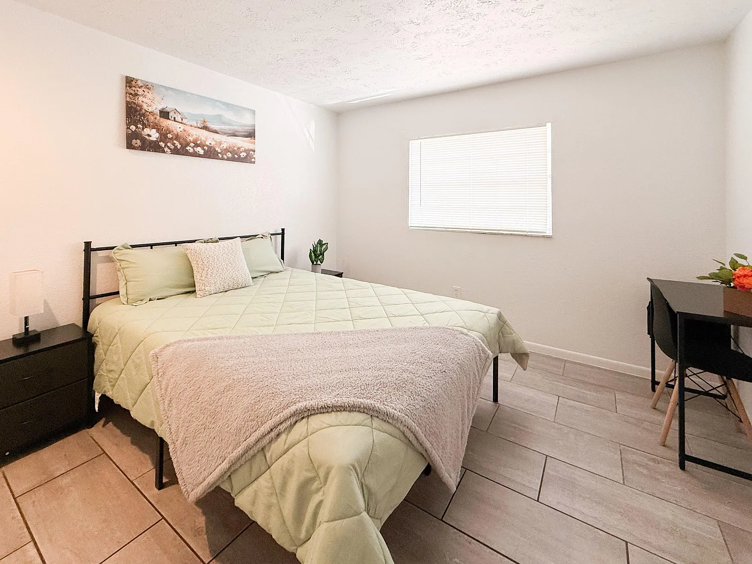 2 bed, 1.0 bath, 720 sqft, $1,118 — Photo 2