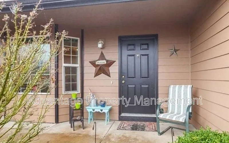 3 bed, 2.0 bath, 1050 sqft, $2,400 — Photo 3