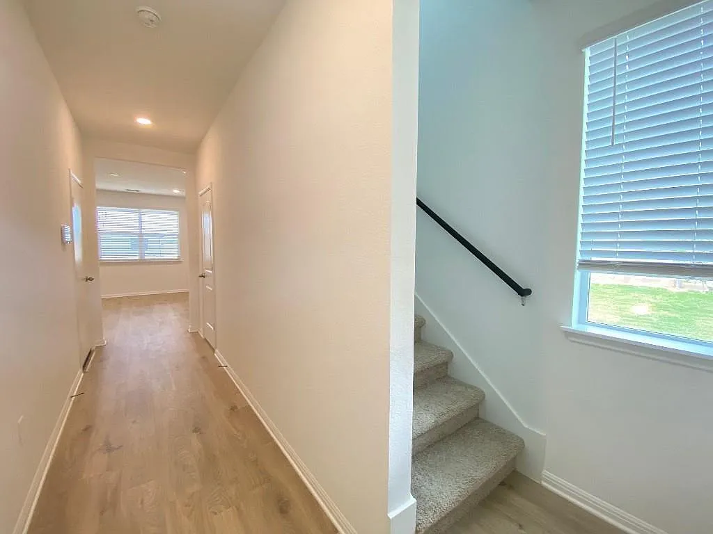 3 bed, 2.5 bath, 1808 sqft, $1,925 — Photo 2