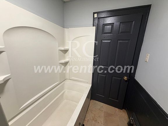 5th image of 136 S Griffin St