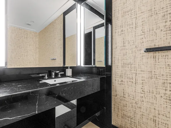 10 Riverside Boulevard image 13 of 31