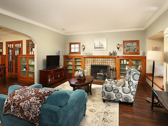 5th image of 2605 E Villa St