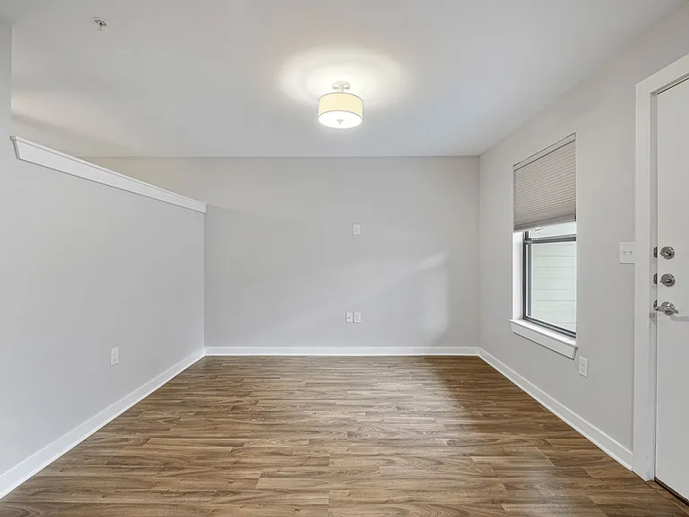 924 E 51st St #101 — Photo 7