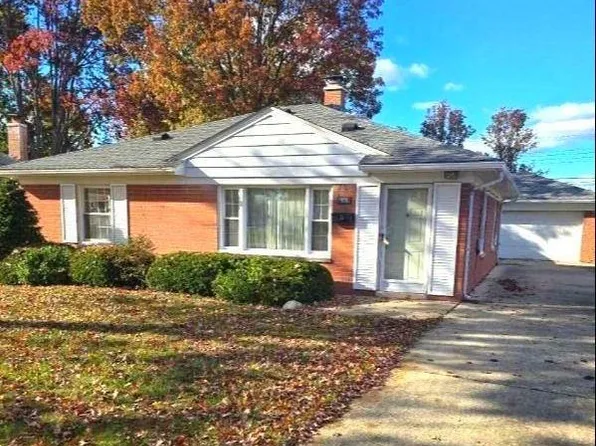 28582 N Clements Cir, Livonia, MI 48150