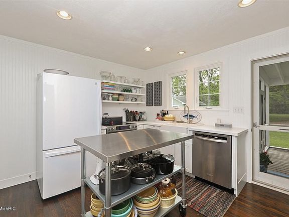 4th image of 1015 W Detroit St