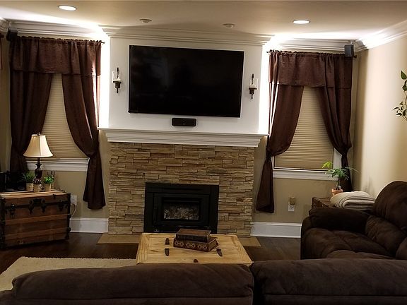 3rd image of 22 Hallock Ave