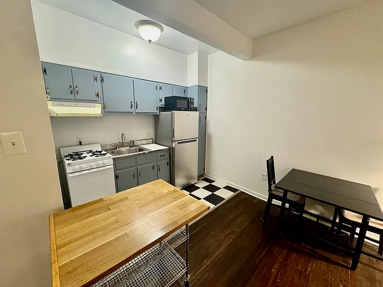 320 Constitution Ave NE — Photo 3