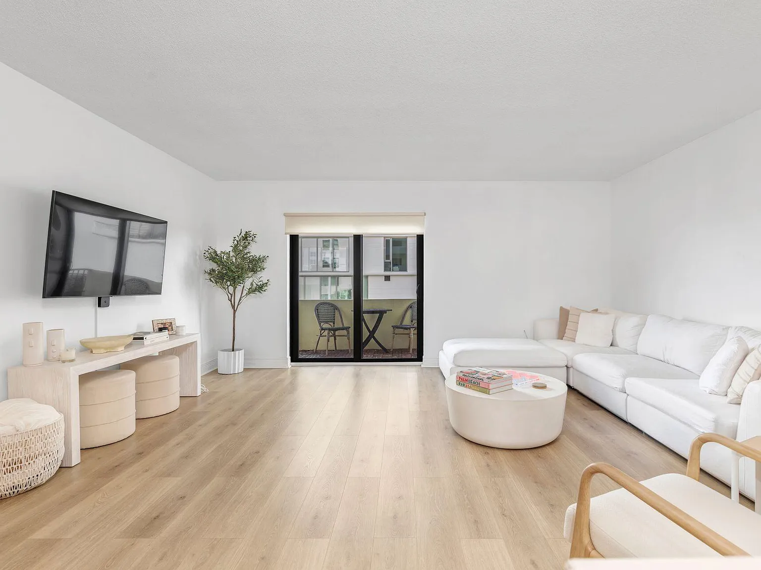 2 bed, 2.0 bath, 1115 sqft, $4,500 — Photo 2