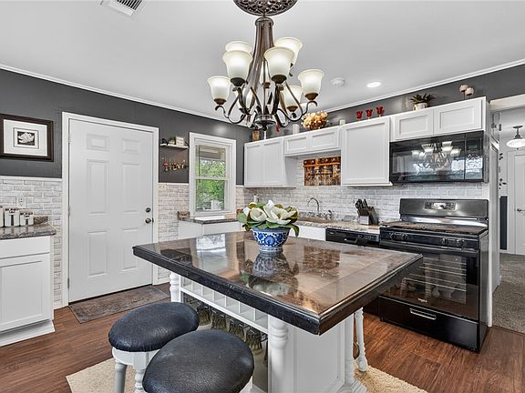 4th image of 614 Dawson Cir