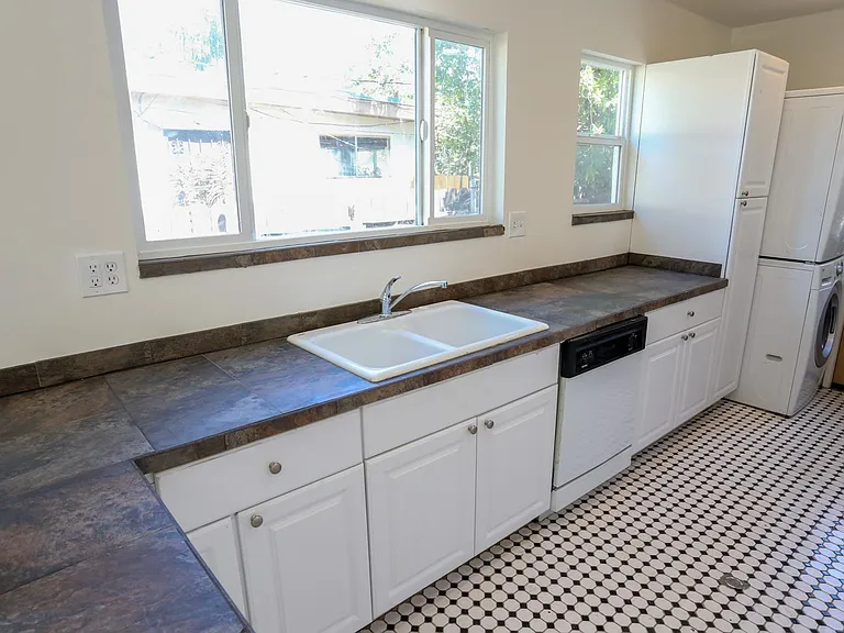 19422 Archwood St — Photo 14