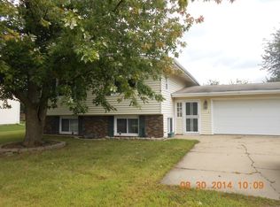 1190 E 1st St, Coal City, IL 60416