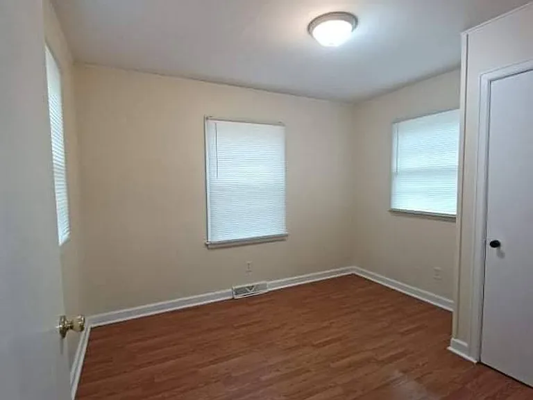 1112 Irving Ave — Photo 4