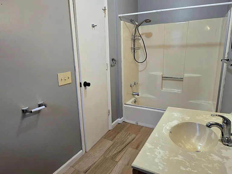776 Kenyon Ave — Photo 16