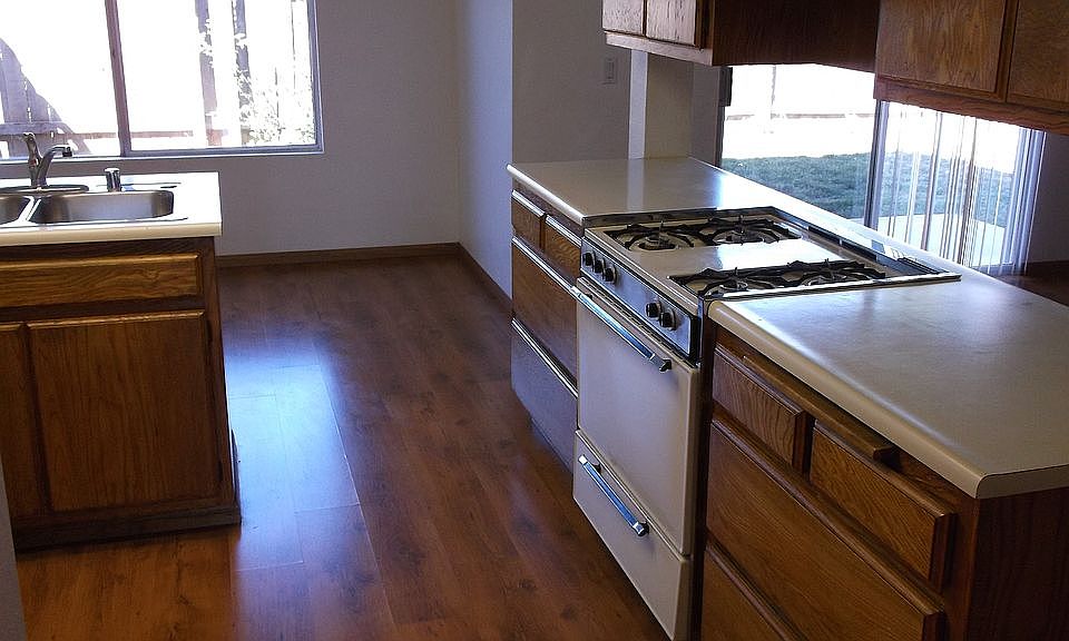 2nd image of 580-82 Sirginson St