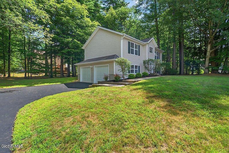 3rd image of 33 Larkspur Drive