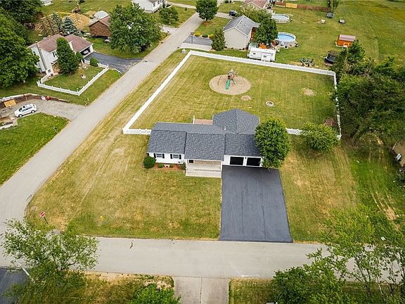 4th image of 16 Jeffrey Ln