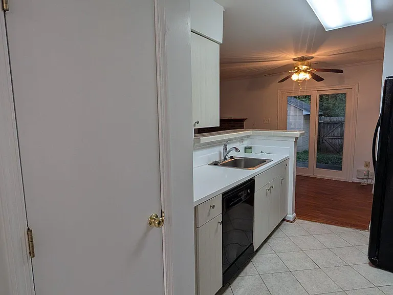 702 Wind Ridge Dr — Photo 3