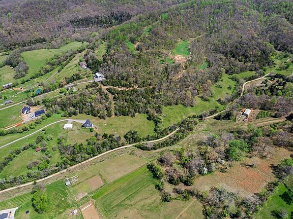 5th image of 216 Old Wolf Hill Rd