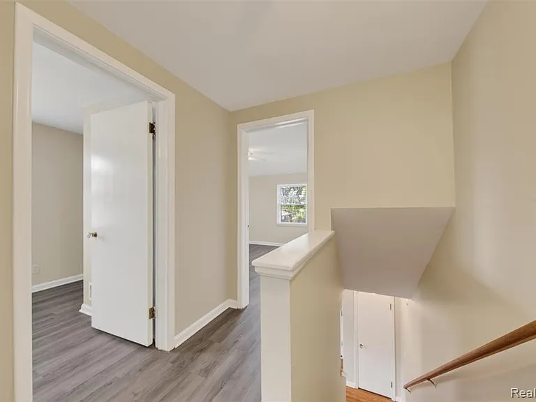 360 Parkview Dr — Photo 9