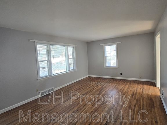 4th image of 1128 S Quentin St