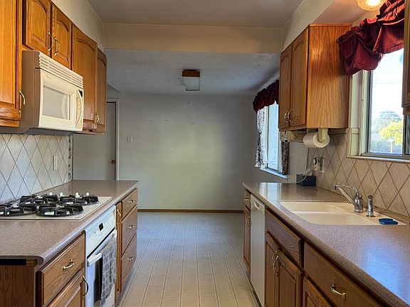3rd image of 3923 Aberdeen Way