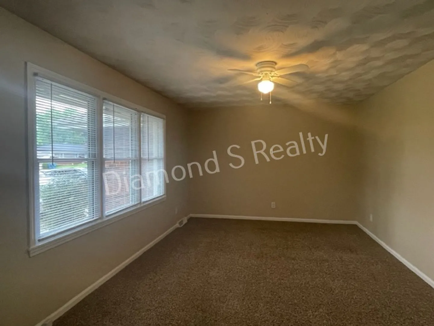 4 Bedroom Home Available Now! Southwest Springfield! — Photo 3