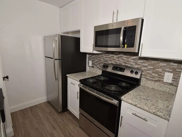 Lakeshore Villa Apartments — Photo 19