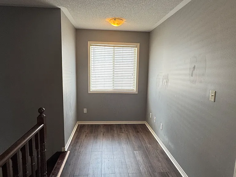 1284 Gyatt Cres — Photo 12