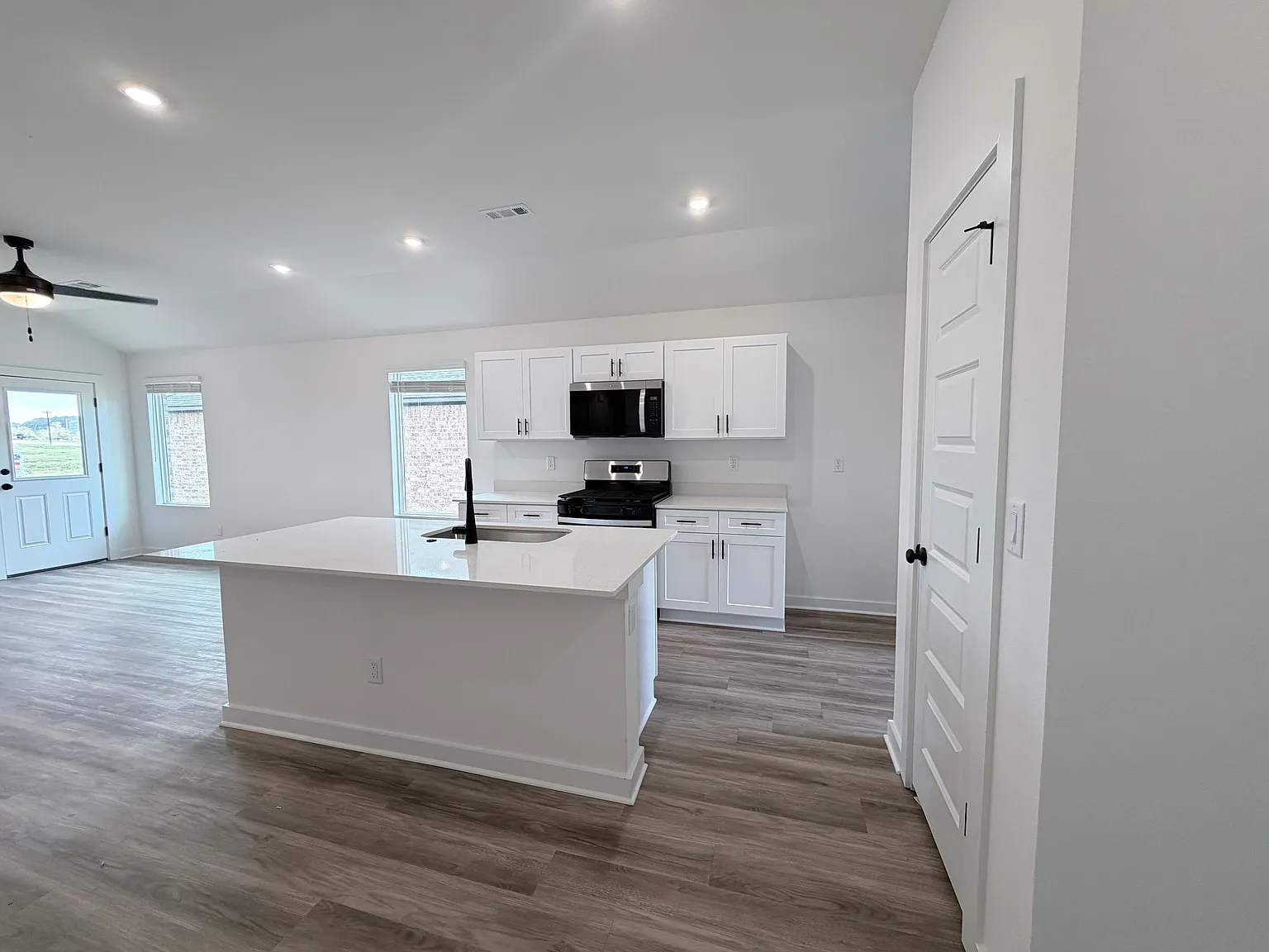 3 bed, 1352 sqft, $1,900 — Photo 4