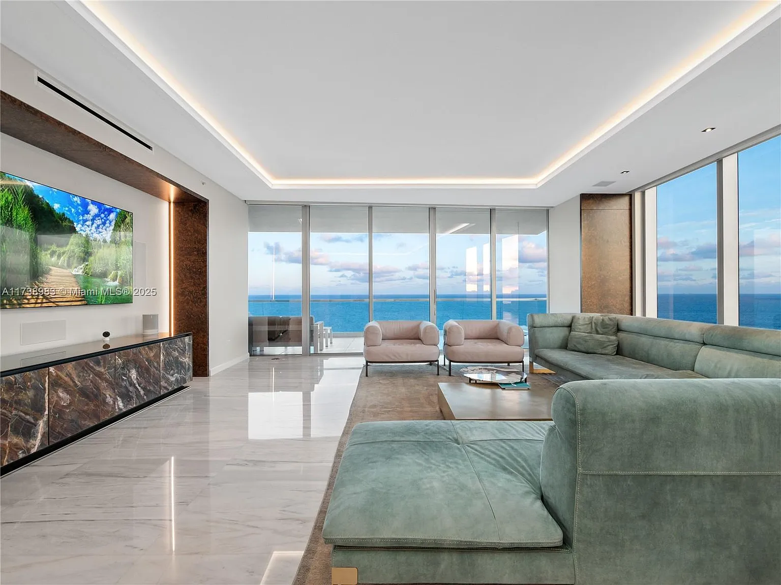 Turnberry Ocean Club — Photo 3