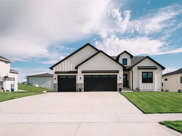 2704 NE Brentwood Cir, Grimes, IA 50111