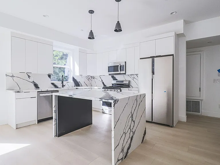 New Construction Luxury 4 Bed Townhomes With Roof Decks — Photo 43