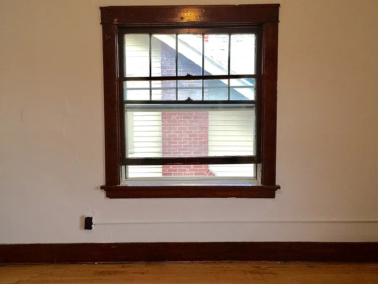 921 W Cross St — Photo 9
