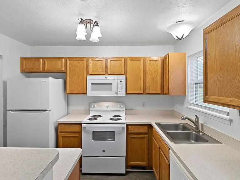 711 Cattail Ln — Photo 2