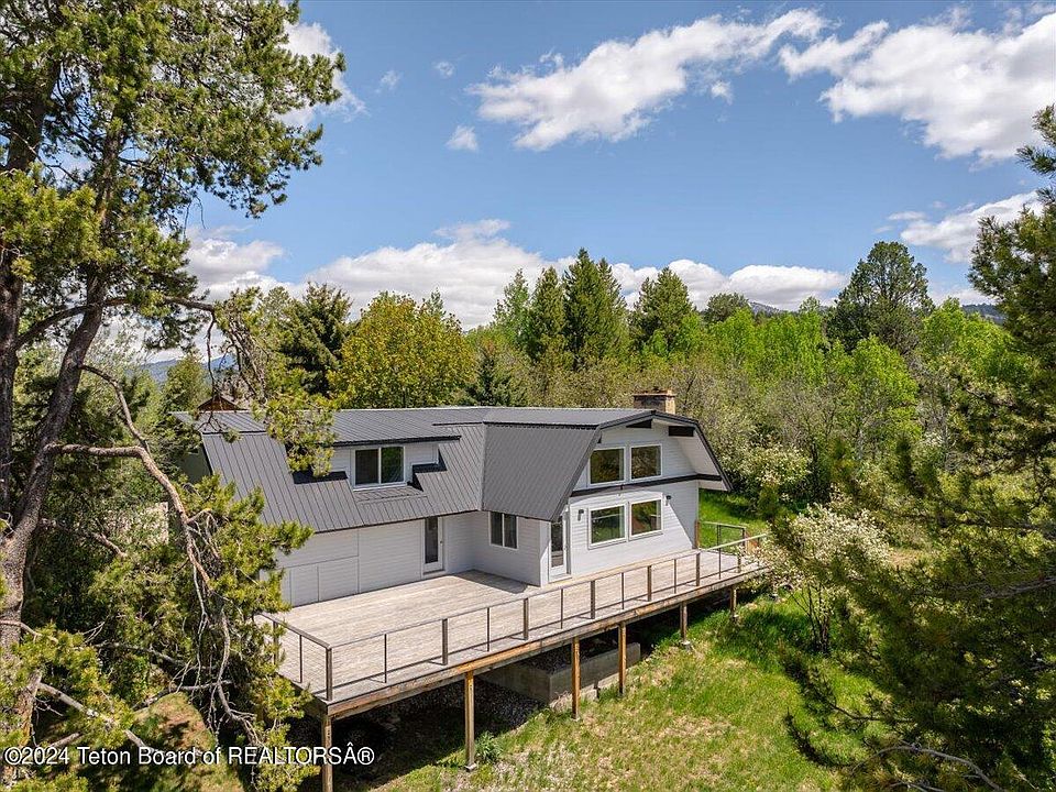 1st image of 260 Hawthorn Dr