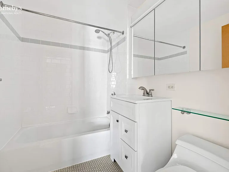 520 W 23rd St #8B — Photo 14