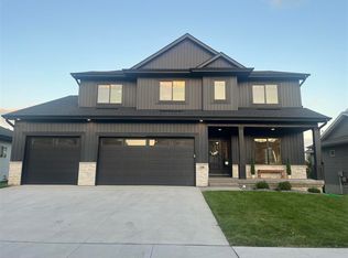 218 Colchester Dr, Iowa City, IA 52245