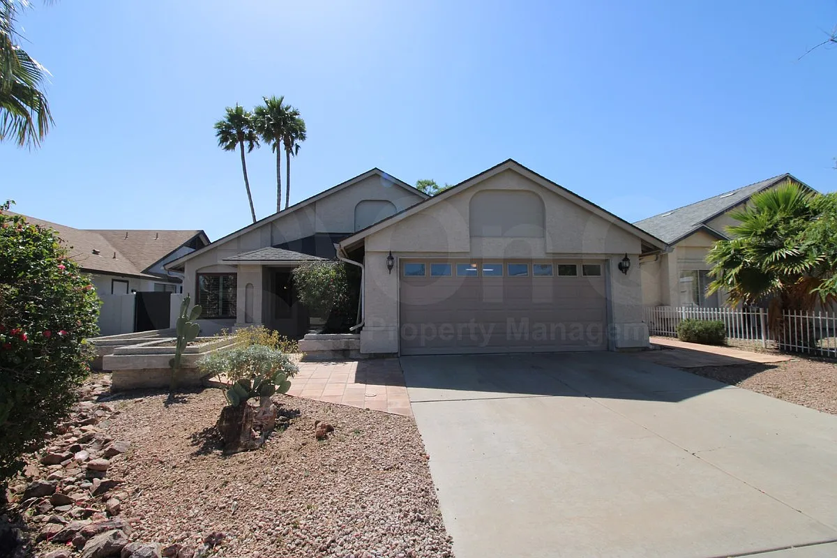 3 bed, 2.0 bath, 1592 sqft, $2,599 — Photo 2