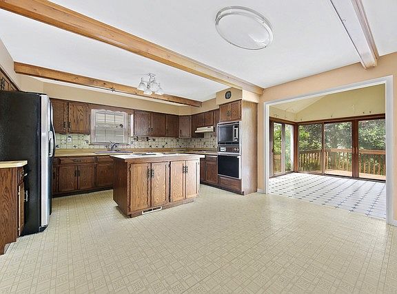 5th image of 554 N Lincoln St
