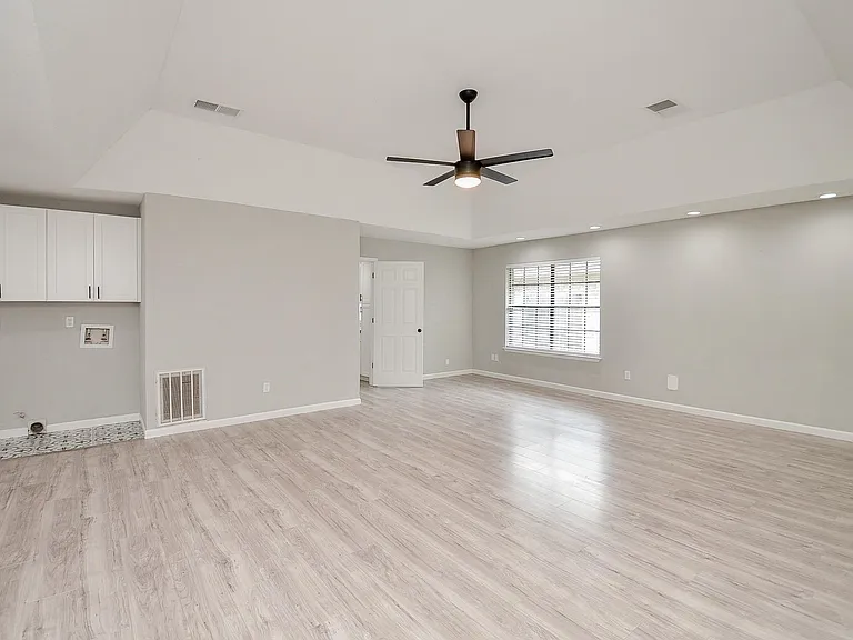22018 Grand Forks Dr — Photo 5