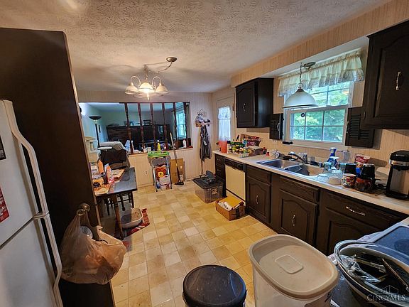 3rd image of 2920 Spruceway Dr