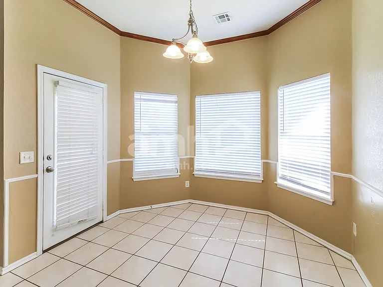 700 SW 156th Pl — Photo 7