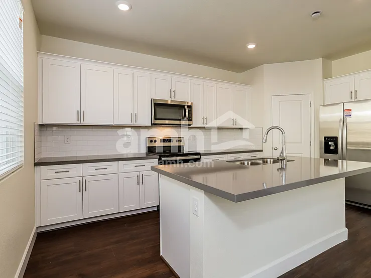 3 bed, 2.5 bath, 1719 sqft, $3,145 — Photo 4