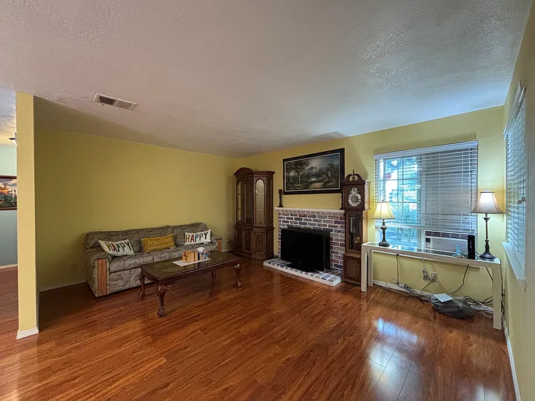 1700 Mahogany Way — Photo 5