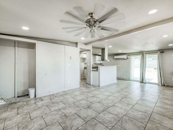 3rd image of 2326 E Hampton Way