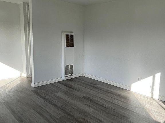 2nd image of 734 Illinois St