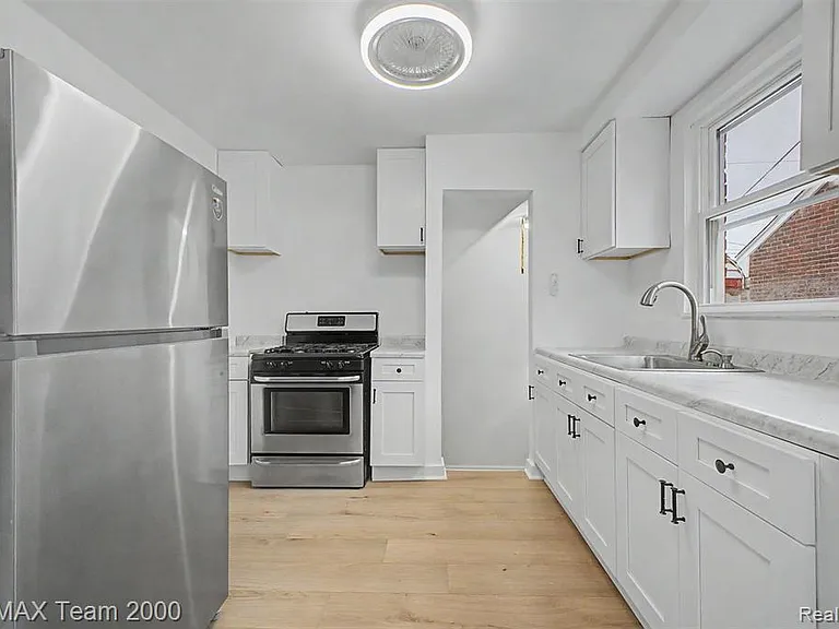 1670 Riverbank St — Photo 12